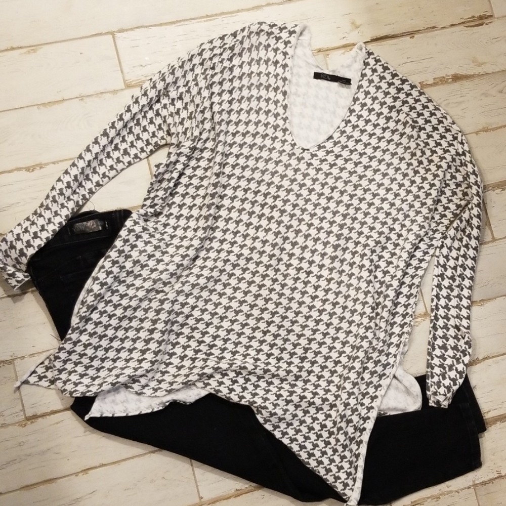 RDI Lg black and white checkered sweater.